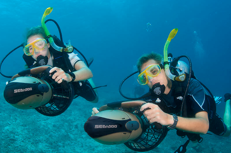 Подводный скутер для плавания. Подводный буксировщик vs-Supercharged Sea-Doo Seascooter. Hoverbot подводный буксировщик. Sea Bop подводный буксировщик. Подводный буксир для дайвинга.